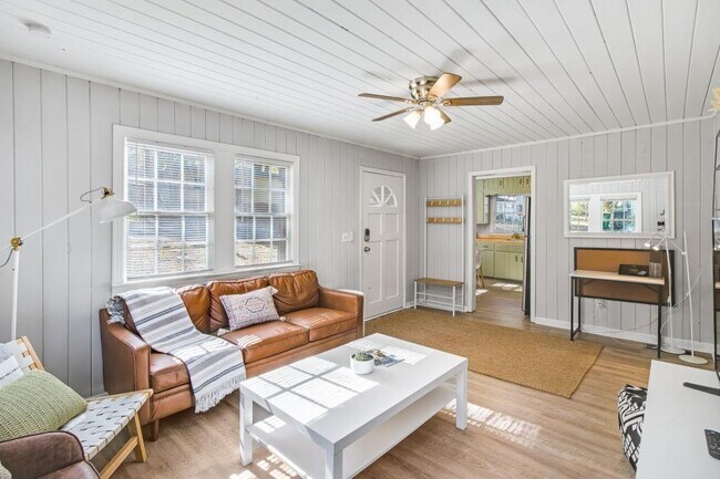 Building Photo - 250 Lake Dr