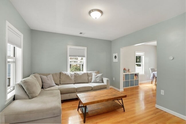 Building Photo - 37 Lindsay St