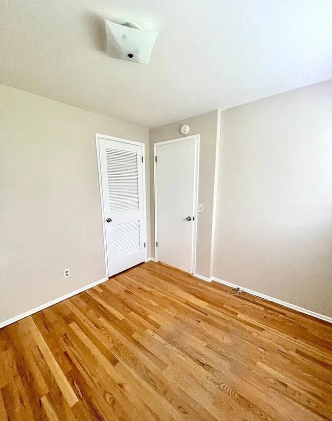 Building Photo - Beautiful Mid-Century four-bedroom Shoreline