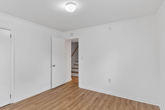 Building Photo - Newly updated apartment