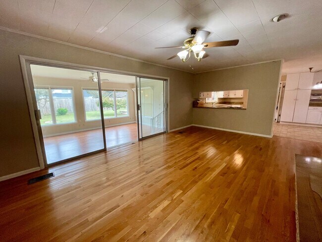 Building Photo - 3 bedroom 2.5 bath in the heart of Athens!...