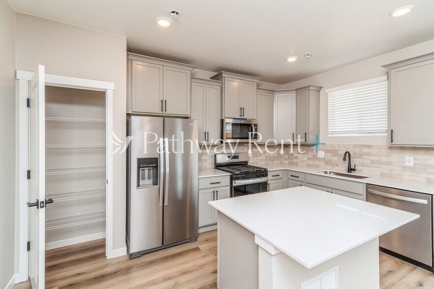 Building Photo - 9351 Yampa St