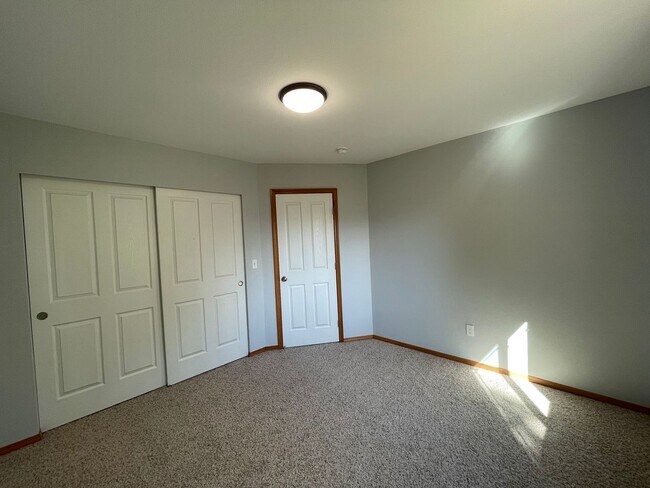 Building Photo - Spacious 5BR / 3BA Beacon Hill Home – 2,210 SF – $3900 – Pets OK