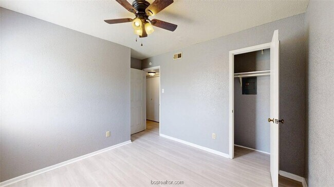 Building Photo - 1524 Pine Ridge Dr