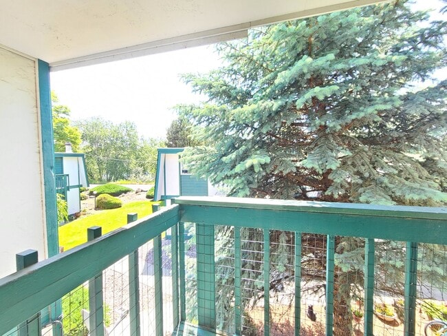 Building Photo - $1,150 - 1 Bed / 1 Bath Bright and Airy Condo on Spokane River