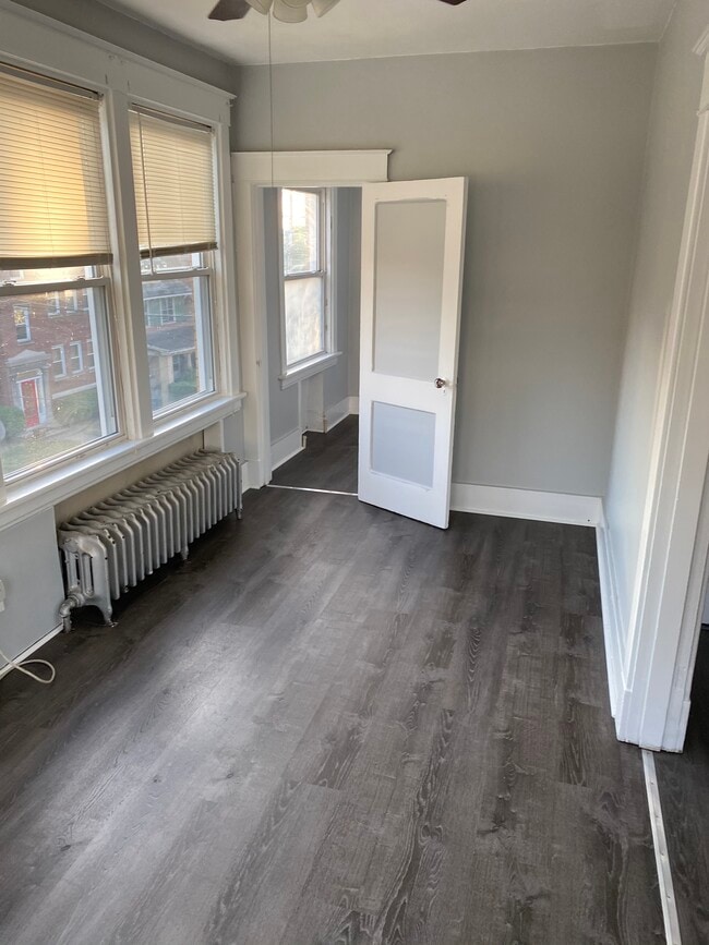 Building Photo - 1500 Dormont Ave