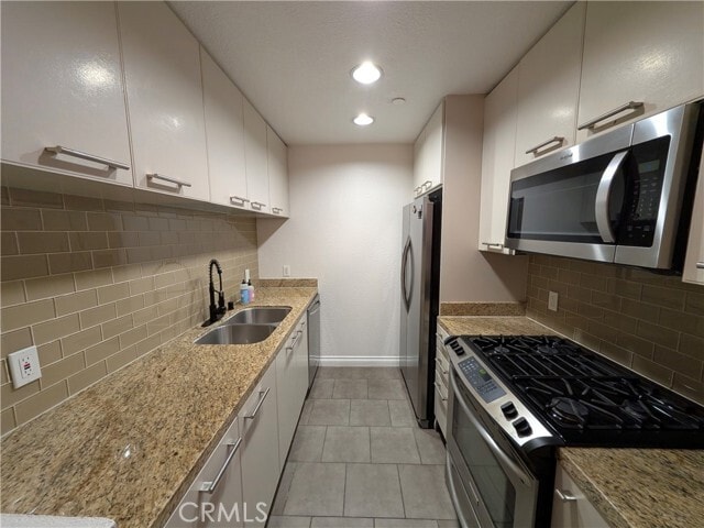 Building Photo - 585 N Rossmore Ave