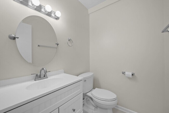 Building Photo - Newly Renovated 2BD/1.5 Bath Condo at Rege...