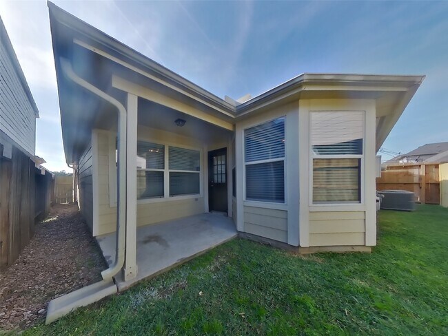 Building Photo - 810 Forest Hillside Ln