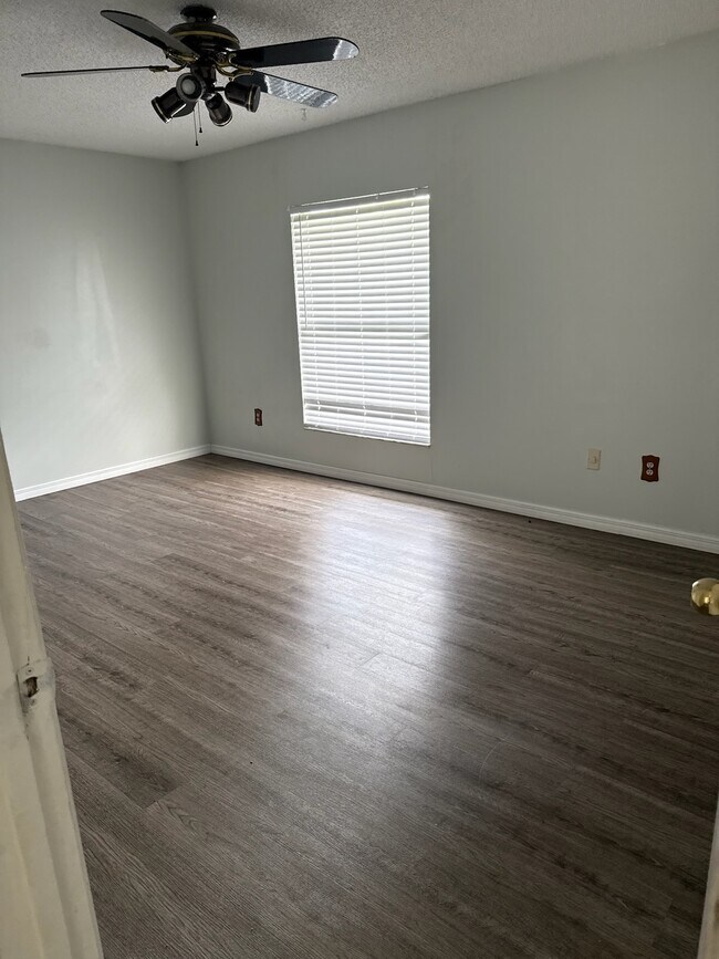 Building Photo - 6233 Yorktown Dr