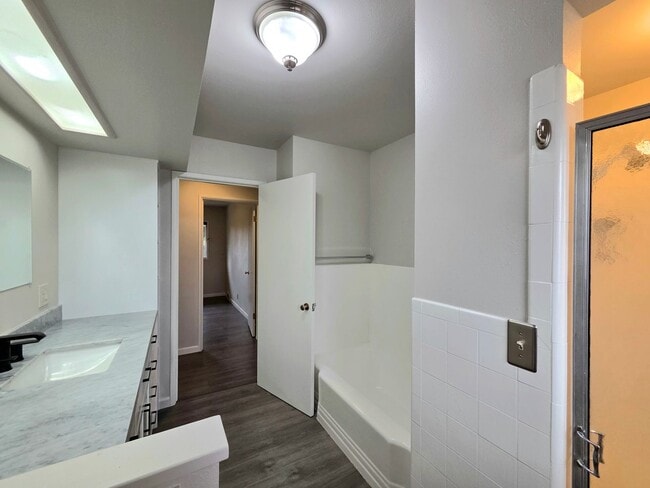 Building Photo - 4 Bed, 2 Bath -- Newly Renovated -- Home on Wenatchee Golf & Country Club's 16th Fairway**