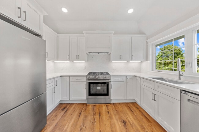 Building Photo - 389 Spring Unit# C