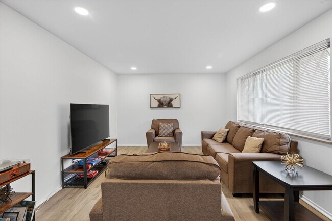 Building Photo - 1545 Reale Ave