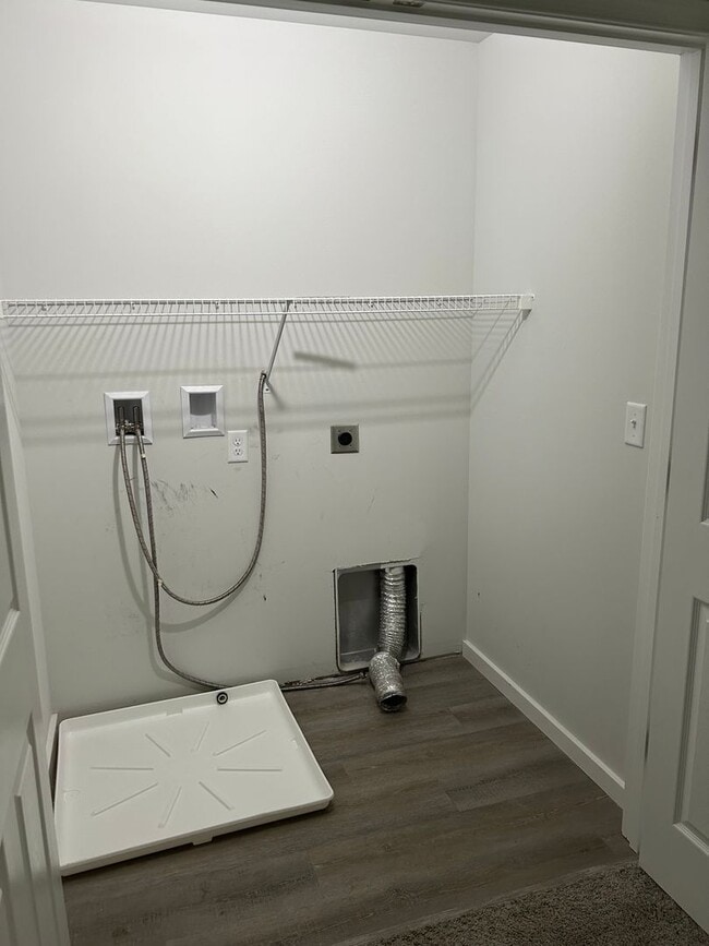 Building Photo - Like new 3 bedroom 2.5 bath townhouse