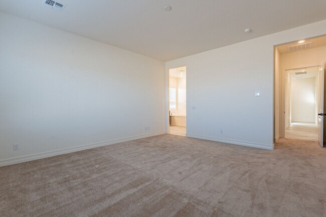 Building Photo - 5 BEDROOM 4 BATH SINGLE FAMILY HOME