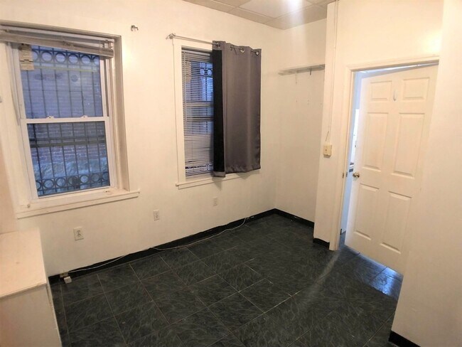 Building Photo - 36 Joy St