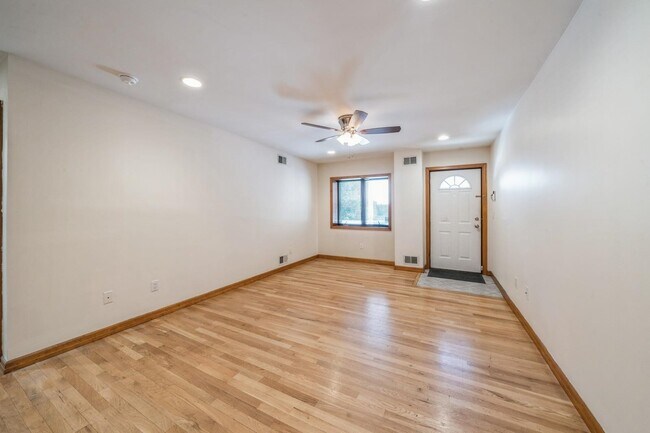 Building Photo - 422 Monroe St