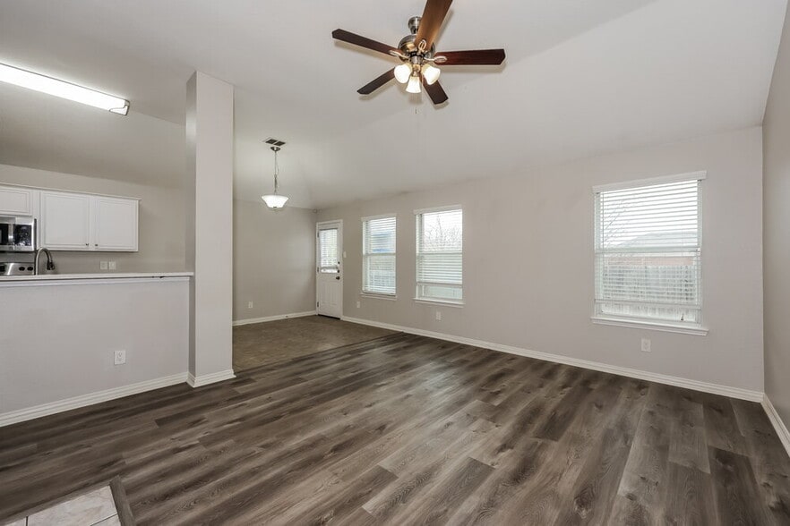 Building Photo - 6711 Waterlilly Dr