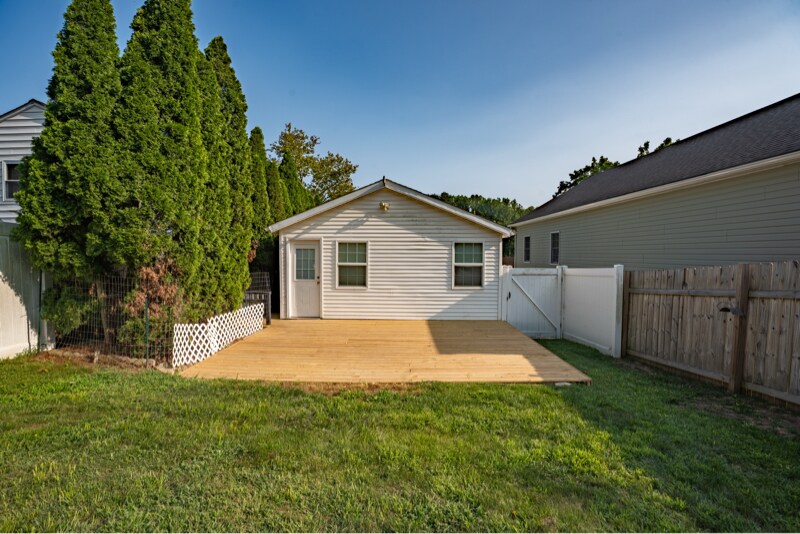 Building Photo - 884 Parker St