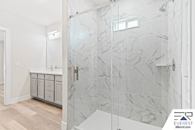 Building Photo - 71 Point of Woods Dr