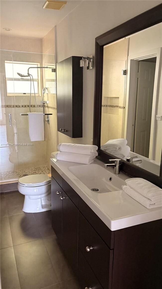 Building Photo - 2900 Bird Ave