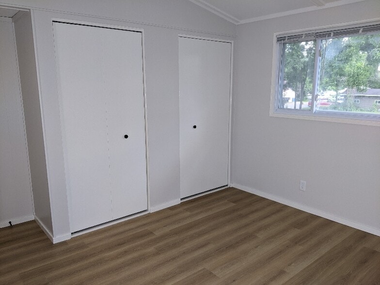 Building Photo - 300 Locust St