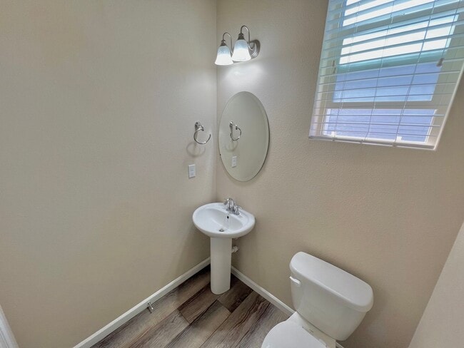 Building Photo - LIKE NEW Truly a MUST SEE! Move-in Ready
