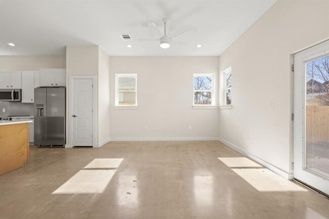 Building Photo - 4801 Sara Dr