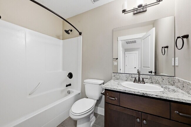 Building Photo - 3 Bed, 2.5 Bath Townhome Centrally Located– Bend, OR