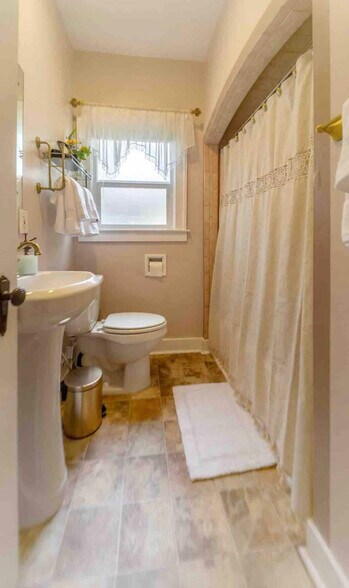 Bathroom - 925 Parkview Ave