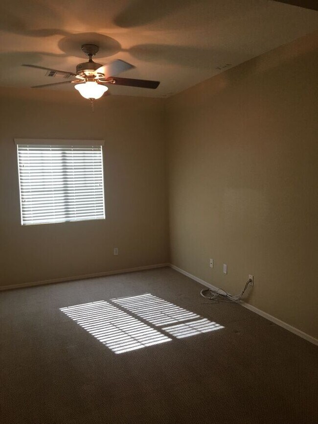 Building Photo - Upgraded Beautiful 3 bedroom 2.5 bath townhouse in The Cottages