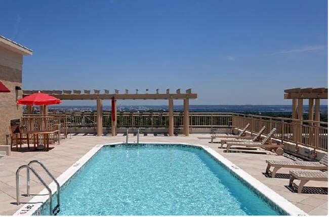 rooftop pool - 888 N Quincy St