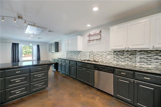Building Photo - 5610 Oak Blvd