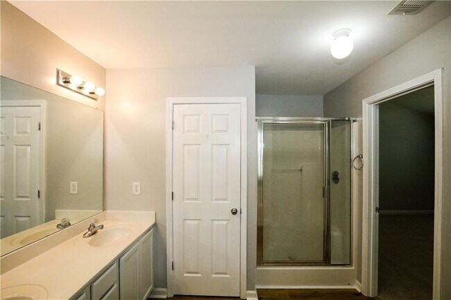 Building Photo - 2158 Staunton Dr