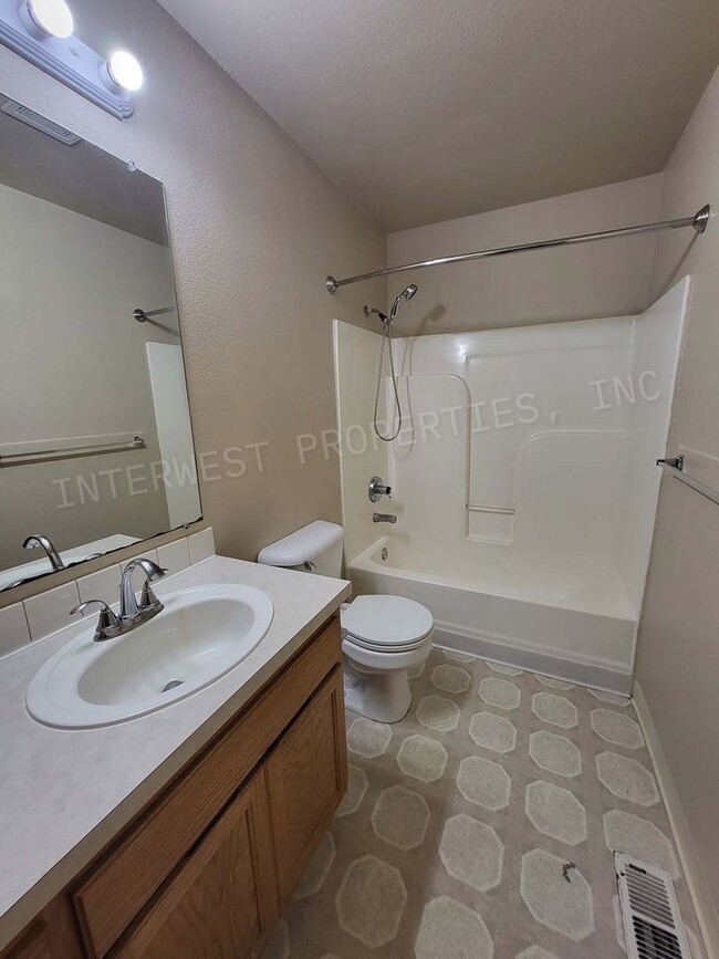 Building Photo - 3bd 2 ba Townhouse w/Washer/Dryer in Unit, Yard and Garage!