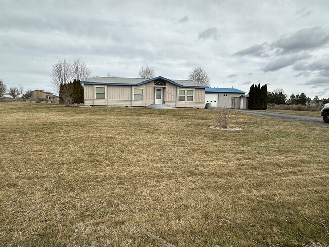 Building Photo - RARE FIND!! Country living with big shop o...