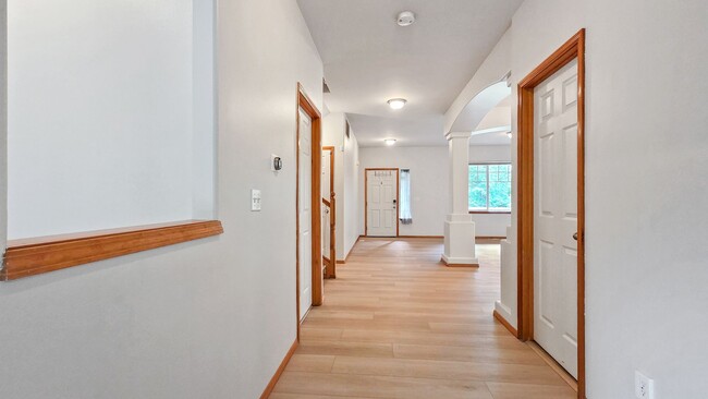 Building Photo - 5BR/3BA End Unit with Greenbelt View in Lynnwood