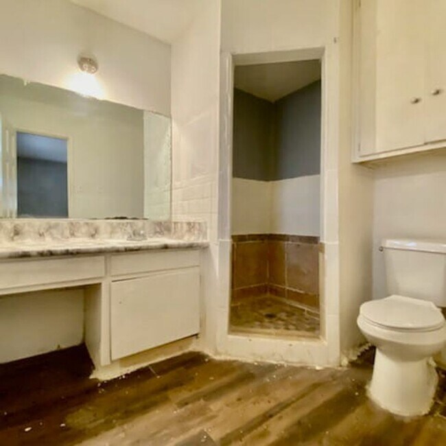 Building Photo - Handyman Special $0 First Month's Rent / “You fix, you SAVE BIG!!” Contact Mayshell for details: ...