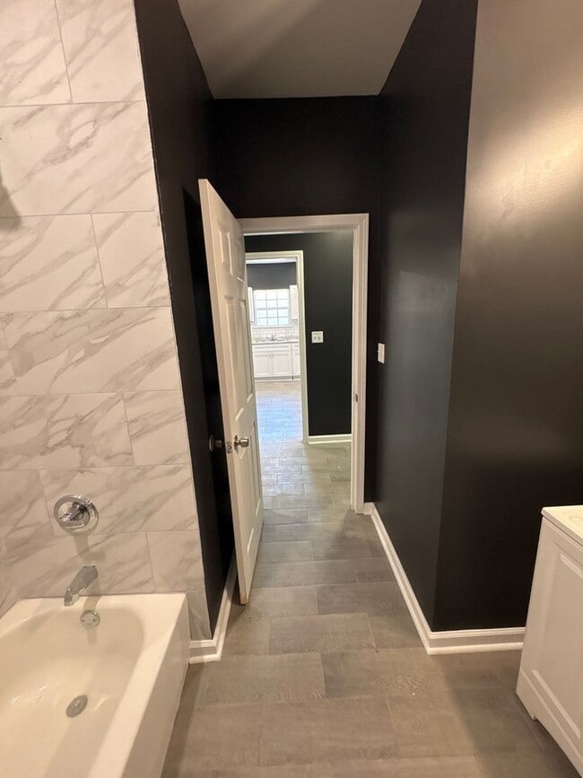 Building Photo - Beautiful 4-bedroom 2 bath home - Open To Section 8