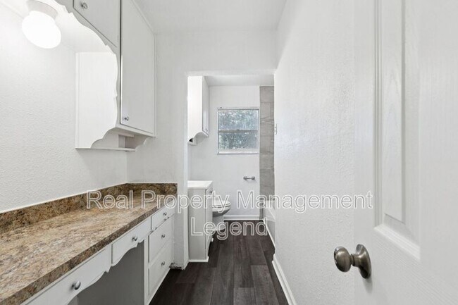 Building Photo - 7009 Corona Dr
