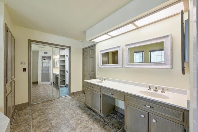 Building Photo - 3605 Silver Hill Cir