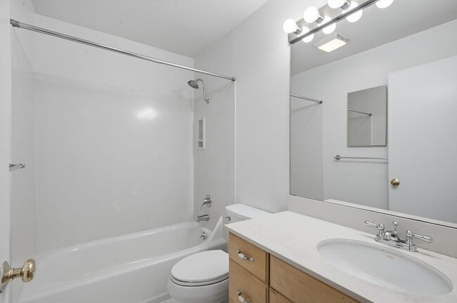 Building Photo - Mercer Island Condo with Reserved Parking & In-Unit Laundry!