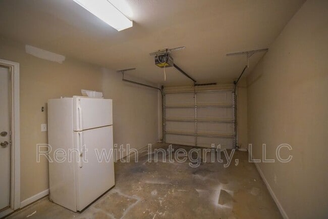 Building Photo - 741 White Dr