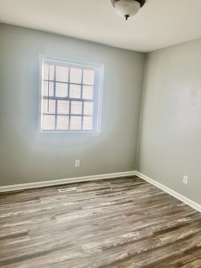 Building Photo - 3 Bedroom Townhouse Fredericksburg/Spotsylvania County