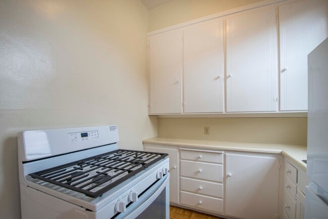Building Photo - Bright Top Floor 1 Bedroom | Prime Marina ...