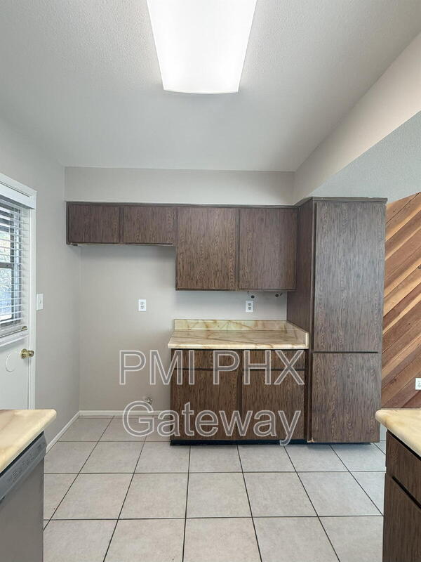 Building Photo - 1623 W Pampa Ave