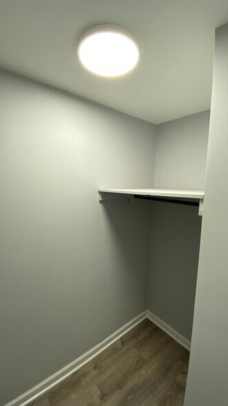 Walk In Closet - 1621 W Cullerton St