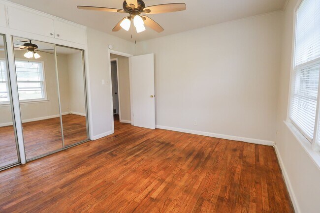 Building Photo - 3 BED 1 BATH! Schedule a tour today!
