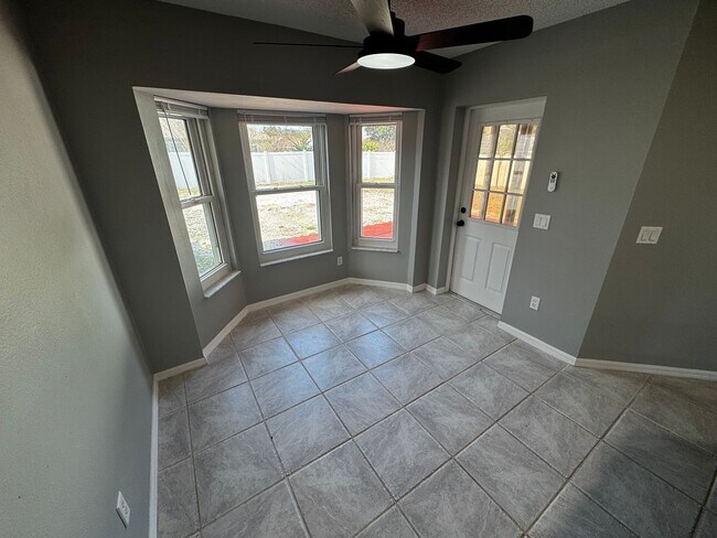 Building Photo - Beautifully Maintained 3BR/2BA Home with Fenced Yard & Sunroom in Ocala