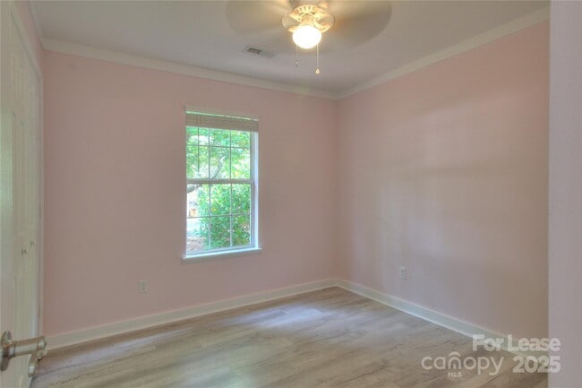 Building Photo - 216 Stratford Dr